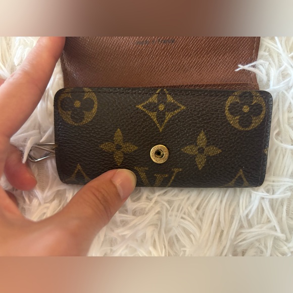 Louis Vuitton monogram 4 key holder - Picture 6 of 9